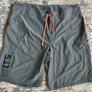 Men’s 5.11 board shorts sz 38
